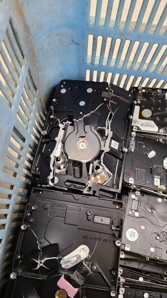 穴あけで物理破壊したハードディスク
